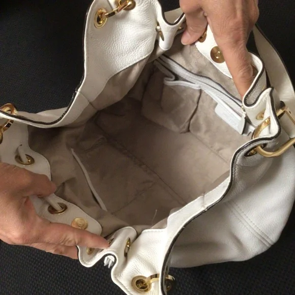 MICHAEL Michael Kors all-leather white hobo bag 🤍 - Picture 4 of 4